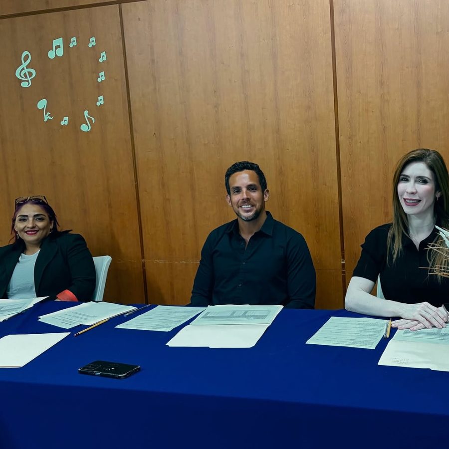 Jurado del concurso interno de oratoria de Metropolitan Adventist School, con un estudiante premiado